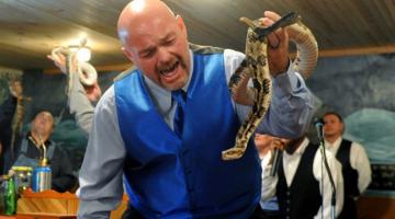 Также, ведущий по Animal Planet передачу про змей, умер от укуса змеи...