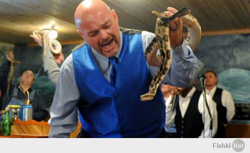 Также, ведущий по Animal Planet передачу про змей, умер от укуса змеи...