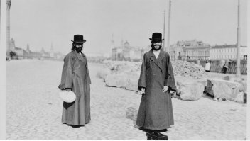 Подумать только, каких то 100 лет назад, наши предки бегали босоногими по улицам, и как сейчас в африке - носили тяжести на голове. И мне интересно, кто эти Чаки Норисы?