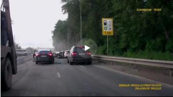 Мусоровоз, уходя от столкновения в правом ряду, выскочил на встречку. Это видно по тормозному пути. Приглядитесь.