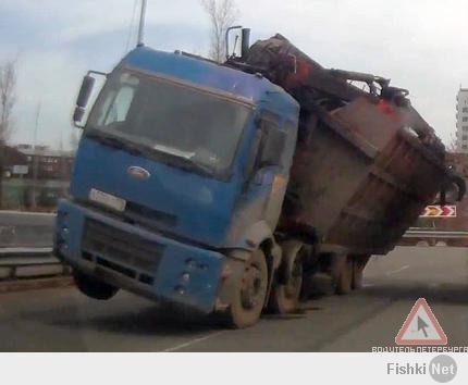 Тут явно вида самосвала. Четверка ни в чем не виновата. Ее били в левое заднее крыло. Он не успел среагировать.