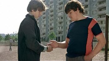 — Слушай, Базин, ты по каким принципам существуешь в обществе?
— То есть?
— Мы, наше поколение, хоим знать, в чьи руки перейдет возведенное нами здание.
— Ты что в филосовском смысле интересуешься?
— Ты хвостом не верти, отвечай, по каким принципам существуешь.
— Основной принцип моего существования, служение гуманистическим идеалам человечества.
— Молодец, горжусь тобой, бери девочек, дуй в кино.