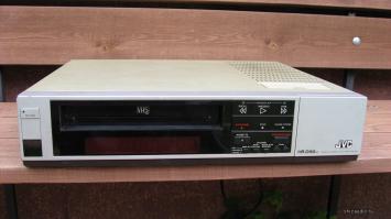 1984-й год.
Мой самый первый фильм - "Переполох" с Дирком Бенедиктом. Предтеча Джона Рэмбо. Смотрел на JVC-150, вот таком.
По домам еще ходили злые кэгэбэшники. К папе набивалось человек 15 народу, смотрели, а один-два дежурили на лестнице, что-б не выключили свет (видак не отдаст кассету без тока, а ругали-сажали не за видак, а за фильм).