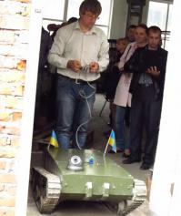 Уже сказали, но я всё-ж дополню про ВУНДЕРВАФЛЮ.
Робот разведчик. Управляется по WiFi, может лазить по лестницам, тащить 300кг, работать 6 часов...
Вот только на премьерном показе он ездил на проводе, правда они говорили про WiFi и дальность хода на 5 километров... У меня в кухне уже плохо ловит, наверняка Украинский Вайфай это что-то вундервайфаное.
Но есть момент - цена вопроса? Они готовы это продавать всего-то по 120 тысяч рублей.
Мне кажется, что 3 старых Жигуля принесут намного больше пользы.
И гробовой гвоздь в программу: это стоит 3 тысячи рублей! Может управляться как пилотом, так и папом пилота.