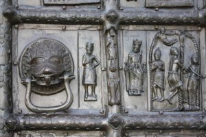 Спасибо. Про Ниеншанц мы, думающие, не забыли. И он реально был построен за 100 лет ДО. Крепость не может возникнуть на пустом месте - потому предполагаю, что там было что-то и в 14-15-м веках. Сашенька Невский неспроста в 1280-м здесь скубался - делаю вывод, что и в 13-м веке уже были весьма серьёзные интересы на данный регион у Ливонцев. Ну а уж про Великий Новгород и говорить не приходиться - до Ваньки 4-го был идеальной мишенью, но твердый как шанкр - шведы столько раз обломали зубы.
Вариант для развернутой темы - вот эти ворота. С удовольствием почитал-бы. Я нарыл 4 случая попыток их ...м-мм... вернуть?