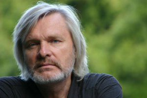 Ну и дурак. У него было немного ролей - но были, он не исчез как актер, он не работал грузчиком. У него получилось неплохо там подняться, он заработал в разы больше чем здесь, стал чувствовать себя человеком, умирал в светлой отдельной палате в очень хорошей больнице, в окружении родственников и друзей. Например вот один из них - Олег Видов.
В общем - достойный путь артиста. Его знали здесь, он не был забыт там, помер не в нищете как Белявский.