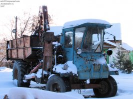 А ещё бегали по городу трактора производства нашего комбайнового завода (только без таой клешни):