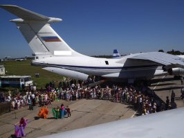 Был я пару раз в 76м на "экскурсии" - да, сила. Особо потрясло обилие, даже изобилие тумблеров и прочего в кабине 
 Крайнее фото - вид на место штурмана снаружи. Эксклюзив!