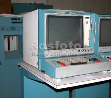 Вспомнилось: я с миром компьютерных игр познакомился зимой 1987-1988 года - это была ЭВМ ЕС-1033, а игра "Kingdom". Играли на алфавитно-цифровых терминалах, вот как на фото. (Как и всё в союзе, был афигенно брутульным и цельнометаллическим)
Привет ТРТИ!