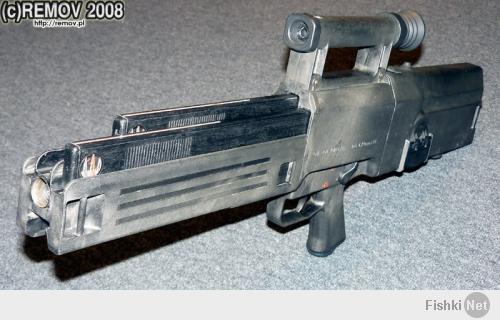 безгильзовые 4,73х33 использовались в вот в таком штурмовом оружии - HK G11. Всем было бы прекрасно изделие, да непомерная сложность конструкции и дороговизна предрекли его судьбу.
Местами впихивают в игры, так можно встретить этот "автомат" в двух модификациях в Fallout 2. Пушка кстати сердитая, но боеприпас дефицитный.
Засветился G11 в "Разрушителе", где своим футуристическим видом играл роль бластера в руках отмороженного, в прямом смысле этого слова, бандита Саймона Феникса.