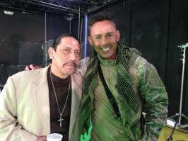 не могу не замолвить слово о бойце, покорявшем сердца школьников с кинескопов перестроечной эпохи.

Оливье Грюнер. В 11 лет, после просмотра фильмов с Брюсом Ли, Оливье был очарован боевыми искусствами и начал изучать Сётокан каратэ, а затем бокс и кикбоксинг. В 18 лет вместо того, чтобы пойти учиться в университет, как многие ожидали, он вступает в ряды десантно-диверсионных войск — французский вариант «Морских котиков». Там он изучал дайвинг, научился прыгать с парашютом, изучал основы альпинизма и много других вещей, необходимых солдату элитных войск. В 1981 году Оливье ушёл из армии, чтобы продолжить заниматься кикбоксингом профессионально. Чтобы платить за обучение, он подрабатывал вышибалой, лыжным инструктором, тренером и оператором подъёмника для горнолыжников.

Грюнер начал профессионально драться как кикбоксёр во Франции в 1984 г. После 10 боёв стал чемпионом Франции в среднем весе. К 1985 году успехи на ринге позволили ему полностью сосредоточиться на карьере кикбоксёра, и в 1986 году он стал мировым чемпионом по кикбоксингу в среднем весе (World Middleweight Kickboxing Champion).
Его профиль в основном боевики и киберпанк.

Кино: Город ангела, Немезида, Перехватчики, Наемник, Автоматик.