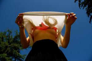 Девушки без бюстгальтеров