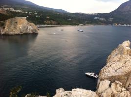 на первой скалы Адалары, там в революцию ресторан был. И соединены они были с материком дорогой. Время и море разрушило перемычку, лишь под водой видны глыбы.....