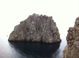 на первой скалы Адалары, там в революцию ресторан был. И соединены они были с материком дорогой. Время и море разрушило перемычку, лишь под водой видны глыбы.....