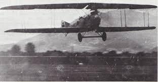 Ну давай начнем с того что эмблема появилась в 1917 году, а маркетинг тот который подразумеваешь ты и который используется в наше время зародился в 1923-27 году. 

По поводу самолетов если гуглить по запросу BFW CL. Schlachtflugzeug (серия авиационных моторов Bayerische Flugzeugwerke ) то мы получаем эти фото снизу, а  уж по ним можно и разглядеть вращающийся винт а уж тем более его стилизовать