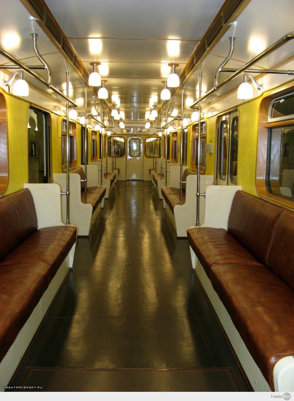 салон в вагоне метро