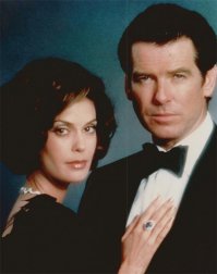 А где же вторая девушка из "Завтра не умрет никогда"? Тери Хэтчер в роли Пэрис Хавьер?