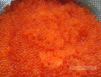 Купите свежую икру, ее вообще можно ложками жрать и очень очень даже вкусно, не свежая более мутная появляется так называемое икорное масло запах и горечь.
Свежая очень яркая как бы рассыпчатая икринки упругие ровные.

Вот свежак , цвет неповторимый 


Обратите внимание какой яркий и насыщенный но не темный не бурый или красный а прям святящийся красный.

а вот то что обычно продают 

Вязкая жижа с шариками


Нарушены условия хранения в некоторых случаях промывается и подкрашивается.