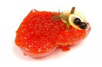 Купите свежую икру, ее вообще можно ложками жрать и очень очень даже вкусно, не свежая более мутная появляется так называемое икорное масло запах и горечь.
Свежая очень яркая как бы рассыпчатая икринки упругие ровные.

Вот свежак , цвет неповторимый 


Обратите внимание какой яркий и насыщенный но не темный не бурый или красный а прям святящийся красный.

а вот то что обычно продают 

Вязкая жижа с шариками


Нарушены условия хранения в некоторых случаях промывается и подкрашивается.