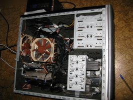 Крышка уже изза видюхи еле закрывается , через месяц другой будет еще и процессорная башня упиратся в крышку.

Сверху БП безвентиляторный. чуть ниже временный бумажный воздухоотвод.

Результат- очень тихий только харды слышны но в планах брать один и 5700 оборотов.

Шумка Бипласт Premium очень эффективная, очень понравилась под ней виброизоляция.

Так же хочу обратить особое внимание на то что борьба с шумом эффективна только в совокупности, т.е по всем фронтам.

Вырезал решетки (дырчатые) уже тише стало, но от одних решеток конечно эффекта мало.