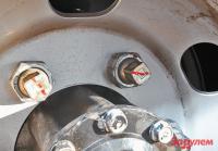 Я сейчас расшифрую тем кто не в курсе. Футорки это такая своеобразная замена гайкам и болтам которые мы привыкли видеть на нормальных машинах. Вся загвозка заключается в том. что если они прикипели, то их *** открутишь, чтобы поменять колесо. Особенно кайфово когда мороз и ты не в городе.