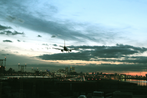 Недавно делал фотки маленьких самолётов заходящих на посадку в аэропорту Лондон Сити, вид на самом деле потрясающий, особенно при хорошей погоде.