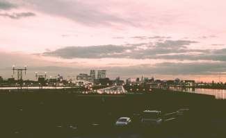 Недавно делал фотки маленьких самолётов заходящих на посадку в аэропорту Лондон Сити, вид на самом деле потрясающий, особенно при хорошей погоде.