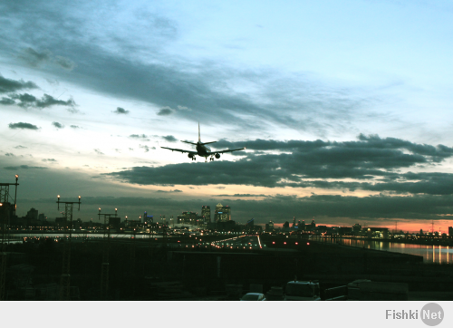Недавно делал фотки маленьких самолётов заходящих на посадку в аэропорту Лондон Сити, вид на самом деле потрясающий, особенно при хорошей погоде.
