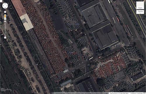 Стоянки вокруг МТЗ заполнены нереализованной продукцией завода.
На карте Google Maps отчетливо видно – вокруг Минского тракторного завода образовались огромные стоянки, заполненные продукцией завода.
..что уж говорить о ржавых кранах