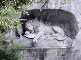 Я ожидал увидеть это фото, но возможно не вошло оно т.к. оно не гигантское! Но история этой скульптуры как по мне не менее впечатляющие!