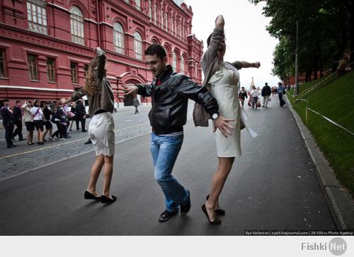 ... У вас в Москве те самые "чурки" нормально ходят? Могут нормально выражать свои мысли?... 
Даже танцуют на Красной площади ))) Впрочем, не только там ))