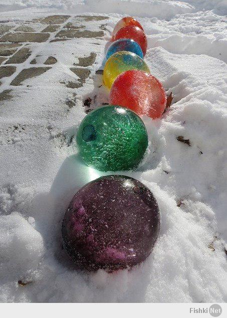 Зимнее развлечение и декор для двора – заполнить шары водой, добавить пищевого красителя, когда вода замерзнет, шары удалить.