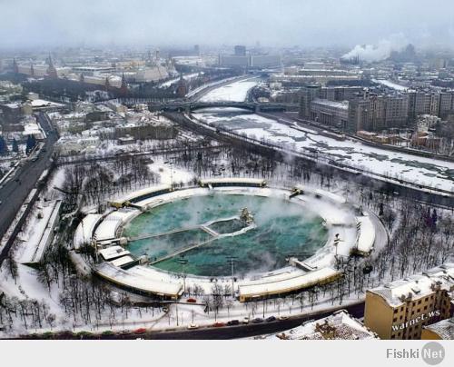 1991 год, бассейн "Москва". Через несколько лет начнут восстанавливать Храм Христа Спасителя.