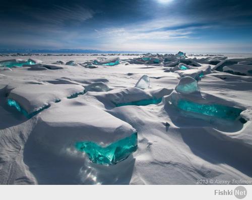 Голубой лед на озере Байкал.