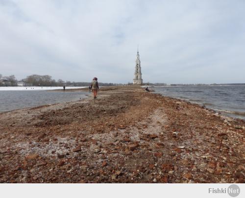 В этом году из-за теплой и малоснежной зимы уровень воды в Угличском водохранилище на 3 метра ниже нормы, и колокольня «вышла из воды». К ней сразу устремились толпы любопытствующих, когда еще представится такая возможность. На обмелевшей поверхности находят монеты 17 века, разные предметы быта и прочие артефакты.