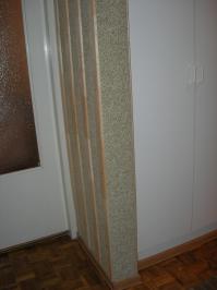 Мое ноу-хау. Выступ в прихожей обит ковролином + деревянные плашки. Это и когтеточка, и развлечение – заскакивает под самый потолок, кошка домашняя, по деревьям не лазает, а хочется.