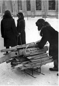 Фото из освобожденного Калинина (Тверь) – эти кресты с могил фашистов скоро сгорят в печках жителей Калинина.