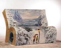 Бомбезные скамейки из Лондона - по мотивам литературных произведений. Думаю, поклонники узнали "Хроники Нарнии". Эх, посидеть бы на них...