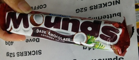 Две вещи которые автор хотел "выдать желаемое за действительное"
(1) "Сапер":
Во первых: "Сапер" расставляет бомбы (мины) в момент первого нажатия. Как раз для того, чтобы не было такой ситуации как на рисунке.
Во вторых: Если игрок попадает на бомбу, то подсвечиваются все бомбы на поле, а не так как показано.
(2) Шоколадка перевернута верх ногами. Первая "М" в названии достаточно мала чтобы сойти за последнюю "w"