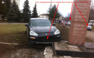 Во Владимире Porsche протаранил стелу в честь участников ВОВ