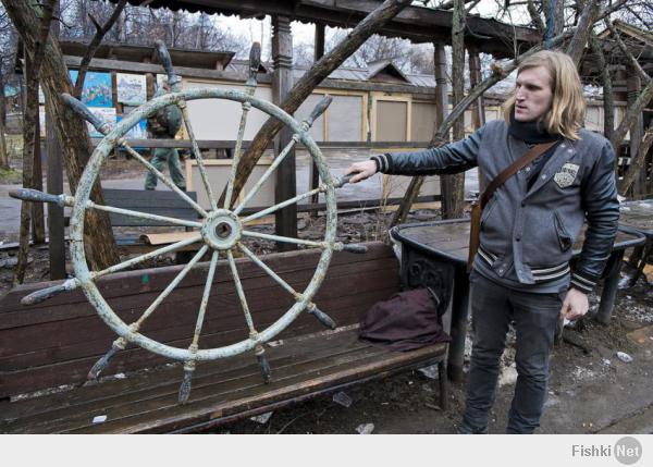 дуралей! это штурвал, а не колесо...