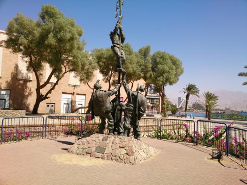а вот такой памятник воинам-освободителям Израиля стоит в Эйлате
