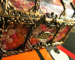 от рахата я ела почти все конфеты. у меня дома много коробок от них как шкатулки - очень красивые. сейчас одну, что под рукой, сфоткала специально для фишек. ее покупали, если перевести на рубли за 100р. всего, а шоколад вкусный очень, не пластилин.