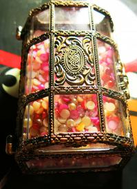 от рахата я ела почти все конфеты. у меня дома много коробок от них как шкатулки - очень красивые. сейчас одну, что под рукой, сфоткала специально для фишек. ее покупали, если перевести на рубли за 100р. всего, а шоколад вкусный очень, не пластилин.