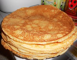 нее, не то..Кто хорошо умеет блины печь поймут, что так не пойдет. Во-первых, половником разливать блин по сковороде удобно, во-вторых, половником зачерпываешь ровно столько, сколько нужно на блин, в третьих,  в бутылке не размешаешь, как в большой миске, без комочков, в четвертых, на стенках бутылки останется много теста, в пятых, большинство хозяек кладут муки на глаз, и в бутылке трудно понять какова консистенция теста. вот фото моих блинчиков