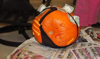 "вот такой шедевр принесли на конкурс резьбы по тыкве"