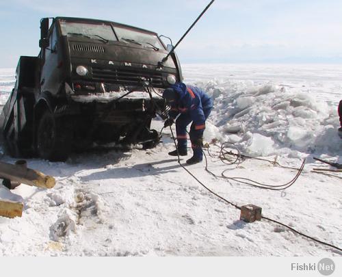 Как вытащить Land Cruiser, провалившийся под лед