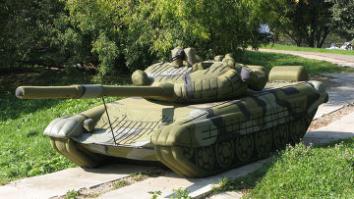 Танк из пенопласта, поражающий своей достоверностью