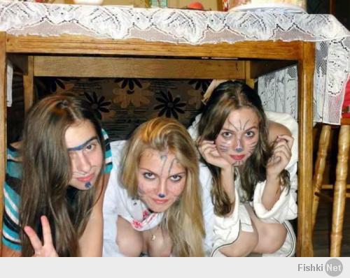 Отличная иллюзия: вам кажется, что под столом сидят девушки и они раскрашены под зверей, а на самом деле, они уже не девушки.
