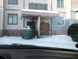 Вот где-то на корочке у меня отложилась первая фотка! и как этот неприметный подъезд попал на фишки? :)